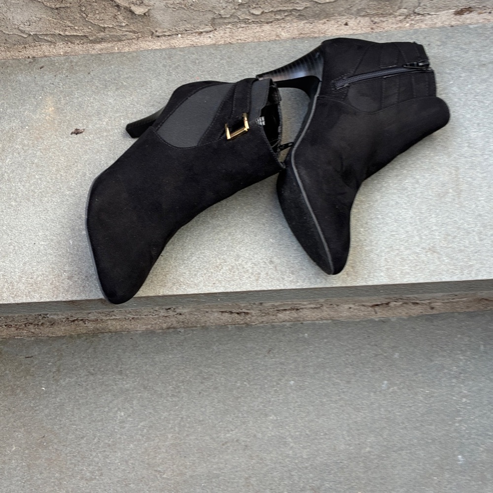 Dexflex Comfort Suede Decorative Buckle Black Ankle Booties 3” Heel 9W
Worn 1x